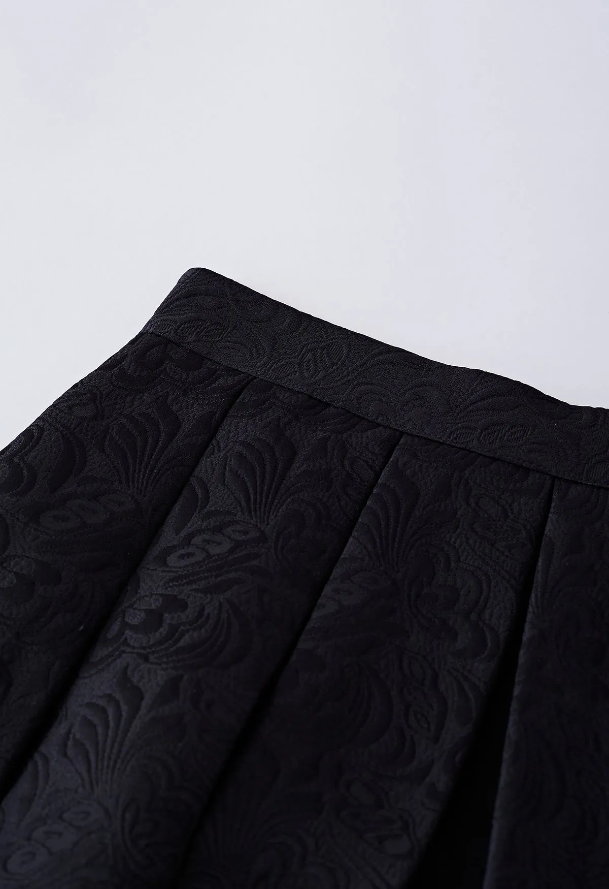 Edler floraler Jacquard-Midirock mit Prägung in Schwarz