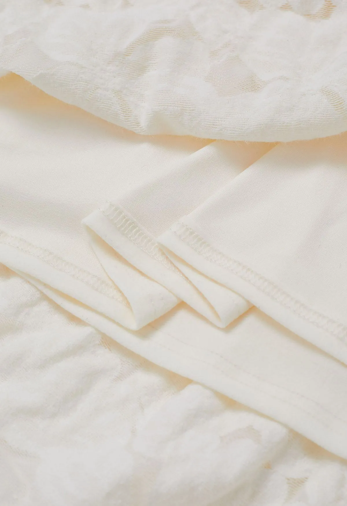 Flauschiger Midirock aus floraler Spitze in Creme