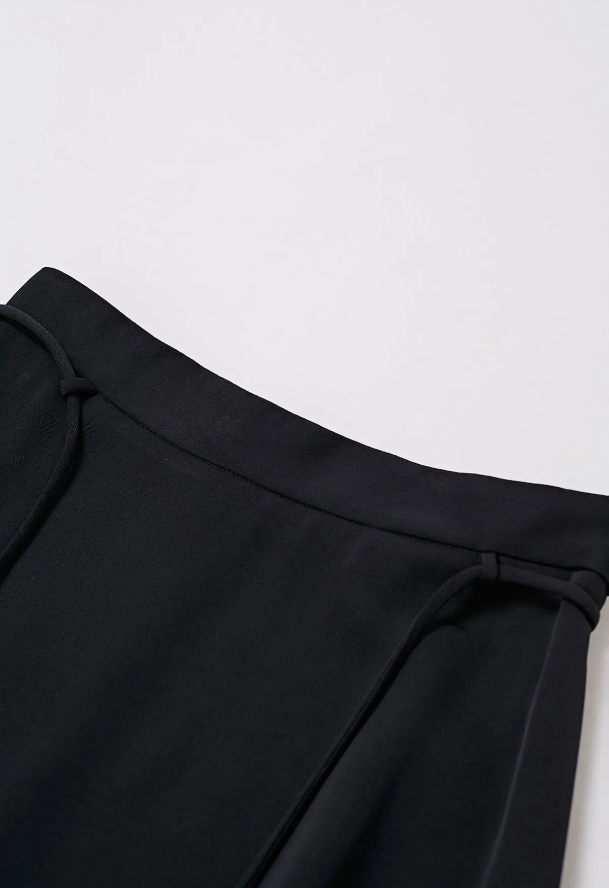 Glamouröser Midirock mit Bindegürtel in Schwarz