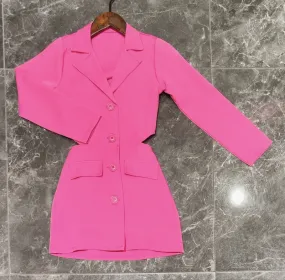 Kleid mit Öffnungen an den Seiten und am Rücken