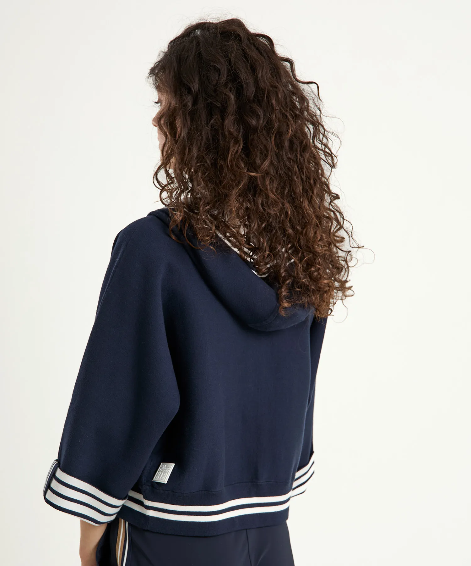 Marc Cain Strickjacke mit Kapuze und gestreiften Details