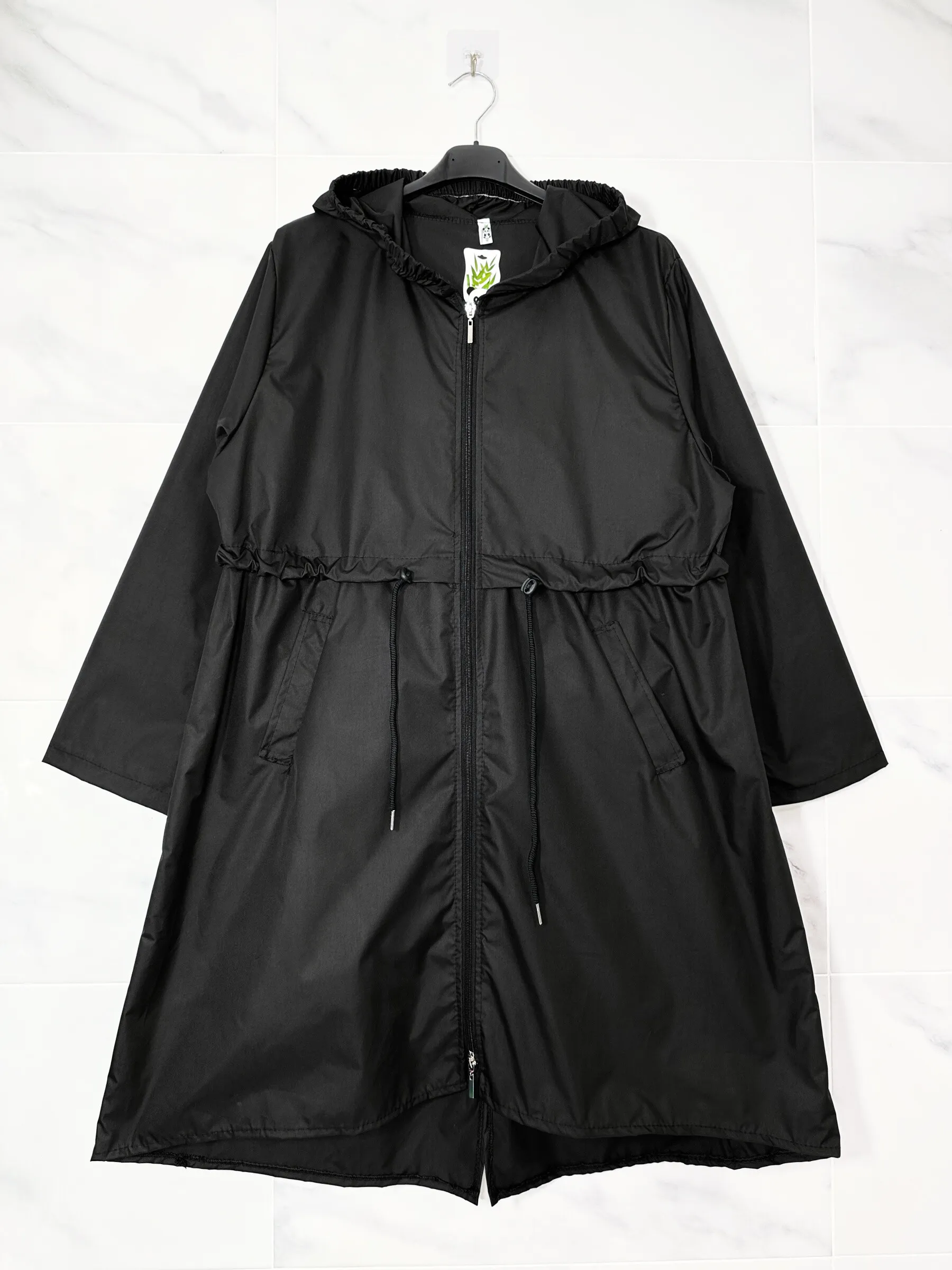 Wasserdichte Jacke, die in der Taille enger gestellt werden kann